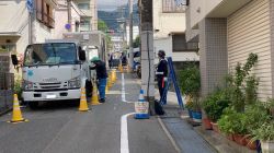 神戸市内住宅地での排水管点検工事に伴う車両通行止め・歩行者誘導中の光景です。