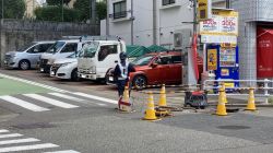神戸市内にての、交差点上にあるマンホール内点検で開口時の誘導です。非常に危険度が高い状態ですね。